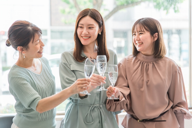 お酒を飲む女性達